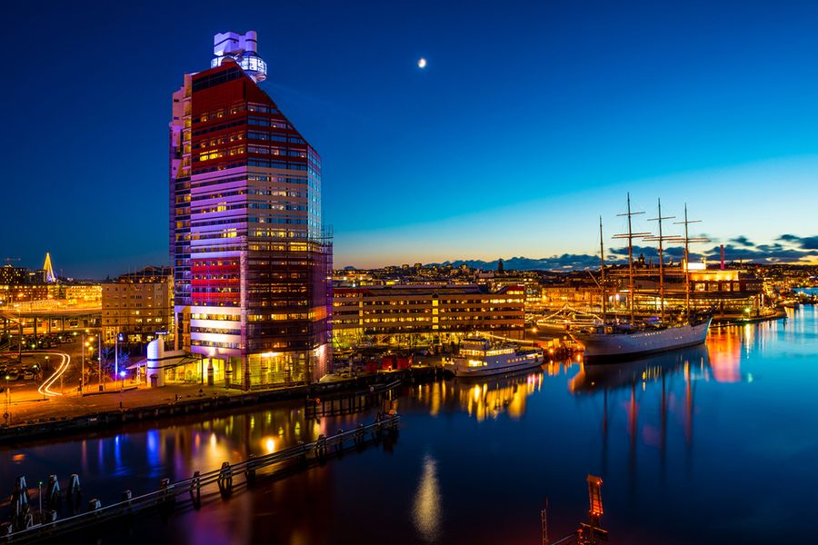 En bild av Göteborgs hamnområde på natten.