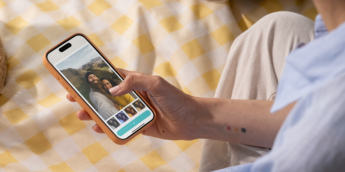 Närbild av en person som använder en fotofilter-app på en smartphone för att utforska de bästa gratis fotoredigeringsapparna med önskefoto.