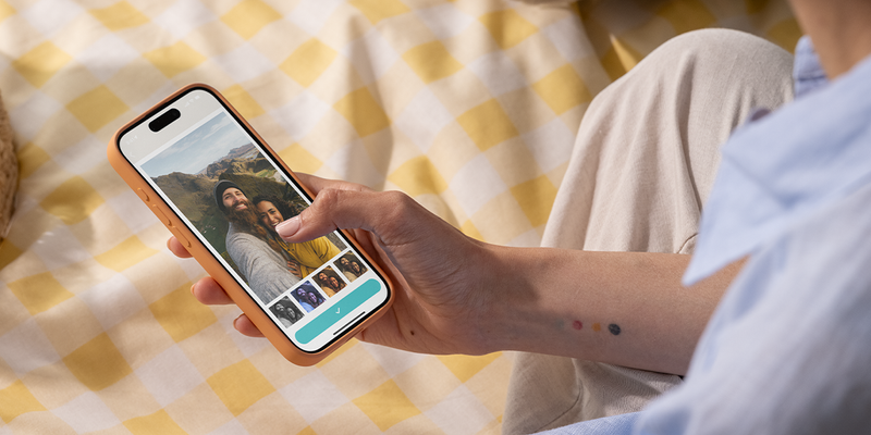 Närbild av en person som använder en fotofilter-app på en smartphone för att utforska de bästa gratis fotoredigeringsapparna med önskefoto.