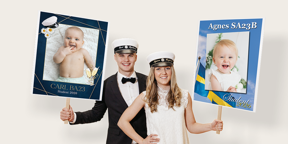 Två studenter som glatt håller i sina personliga studentplakat med barndomsbilder för att fira studentdagen med önskefoto.