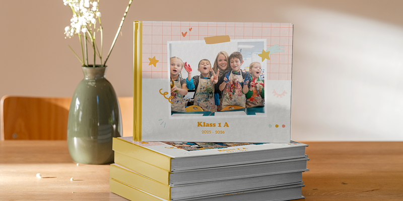 En önskefoto skolfotobok från 2026 som visar leende barn under en bildlektion i skolan, som inspiration till skolårsböcker, skolfotoalbum och idéer för skolfotobok.