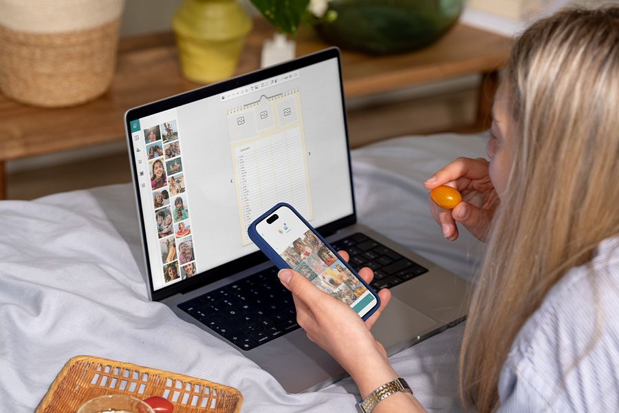 Kvinna använder sin bärbara dator för att göra en personlig familjekalender med önskefotos enkla redigeringsverktyg.