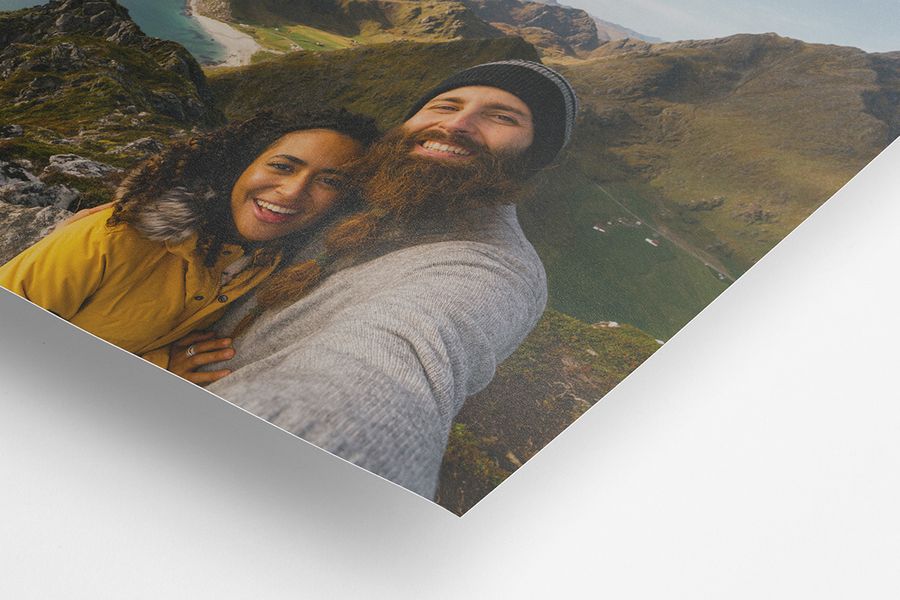 En matt fotobild av ett leende par, som visar skillnaden mellan matt och glansigt.