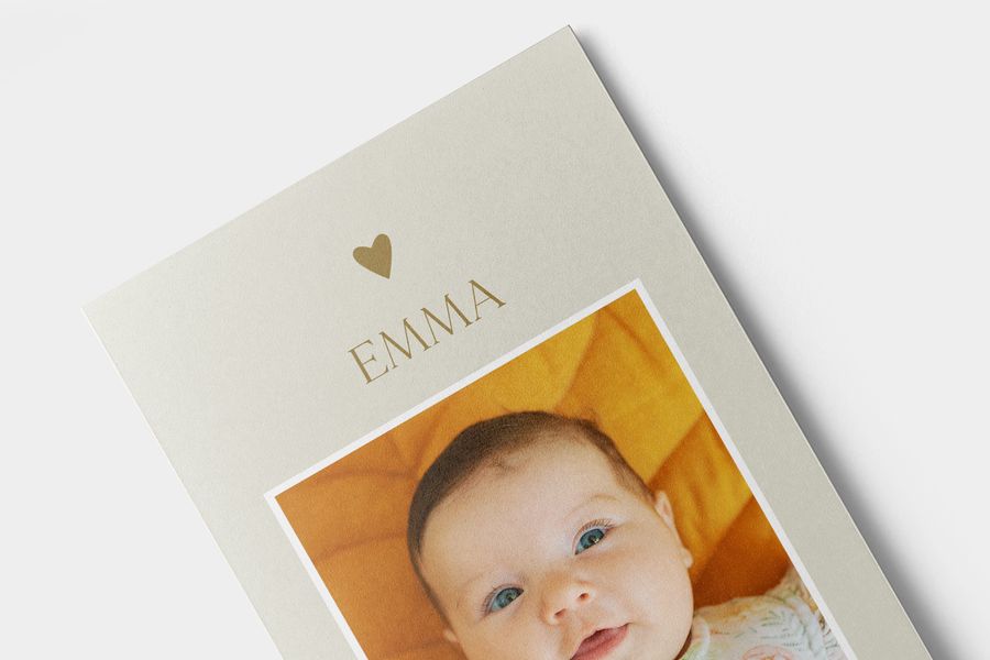 En fotobild i matt finish av en liten flicka, som visar skillnaden.