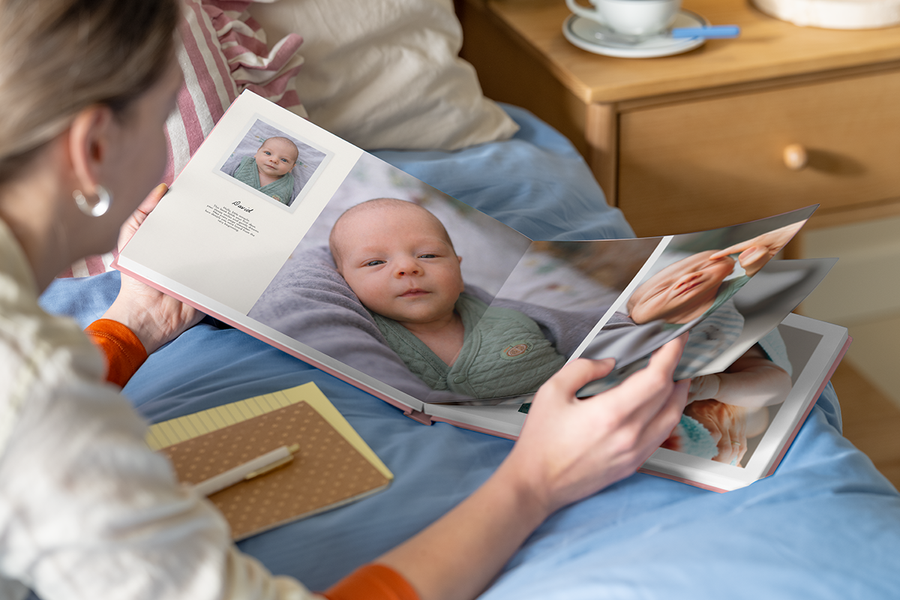 En öppen fotobok till barn från önskefoto med text som visar hur man kan skapa egen barnbok med personliga detaljer.