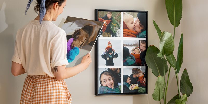 Personlig väggdekoration från önskefoto, där en kvinna beundrar ett inramat fotokollage med familjebilder.