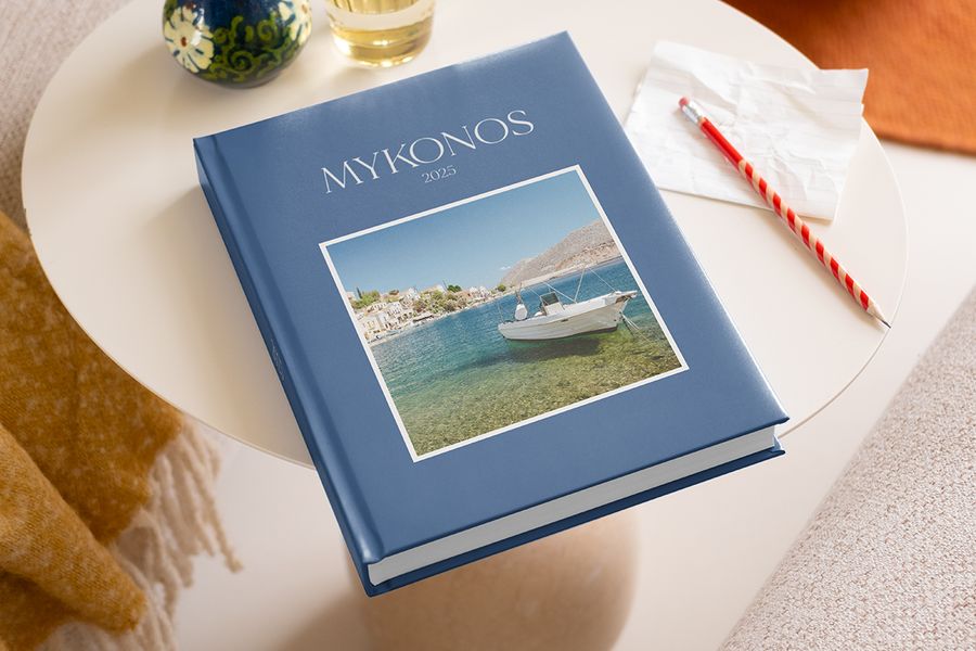 Idéer för vad man ska skriva i en fotobok från Mykonos 2025, med en penna redo att skriva ner minnen tillsammans med svenska citat och vackra ordspråk.