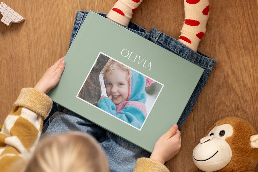 Personlig babyfotobok med en glad liten flicka, perfekt för att lägga till kärlekscitat till barn och barn kärlek citat.