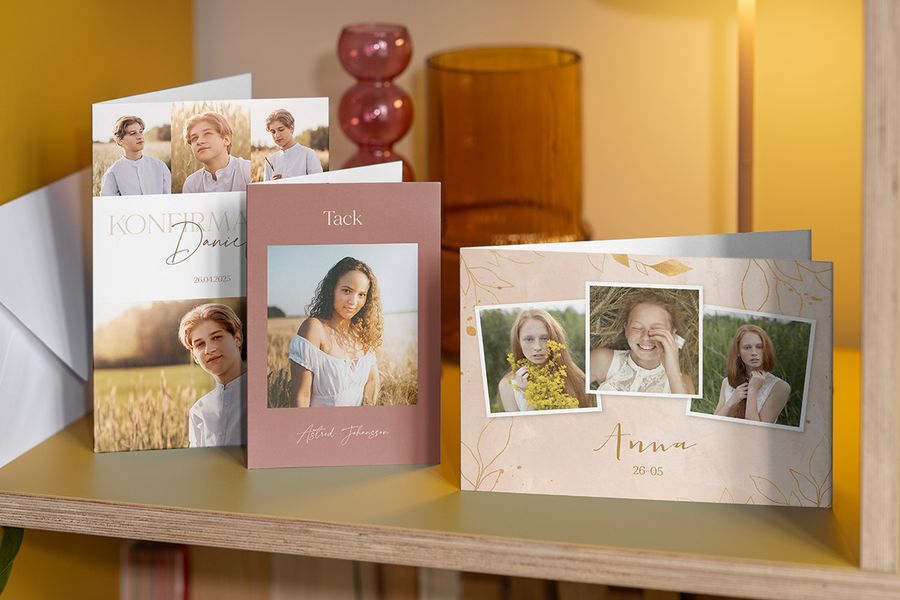 Personliga tackkort till första heliga kommunionen från önskefoto för både pojkar och flickor på en hylla.