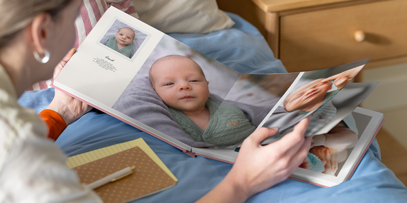 En öppen fotobok till barn från önskefoto med text som visar hur man kan skapa egen barnbok med personliga detaljer.