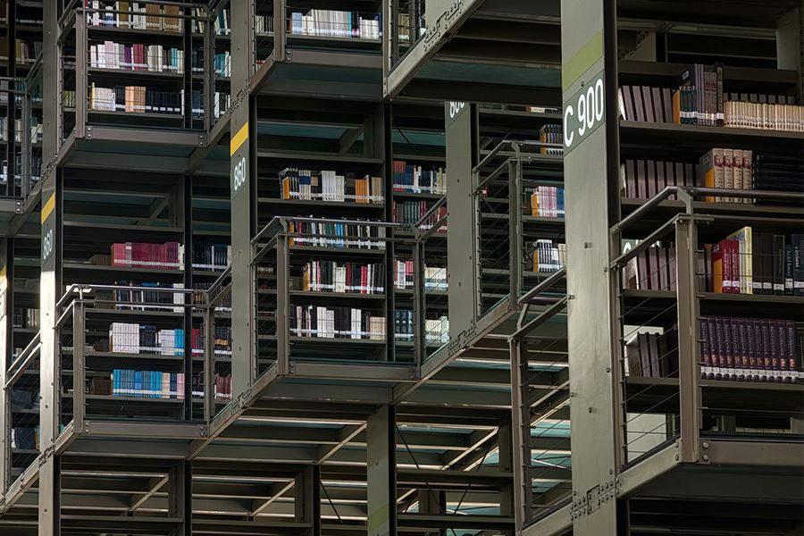 Vasconcelos-biblioteket i Mexico City, ett industriellt och futuristiskt bibliotek med svävande bokhyllor och ett valskelett, ett fantastisk tips för en litterär resa med önskefoto.
