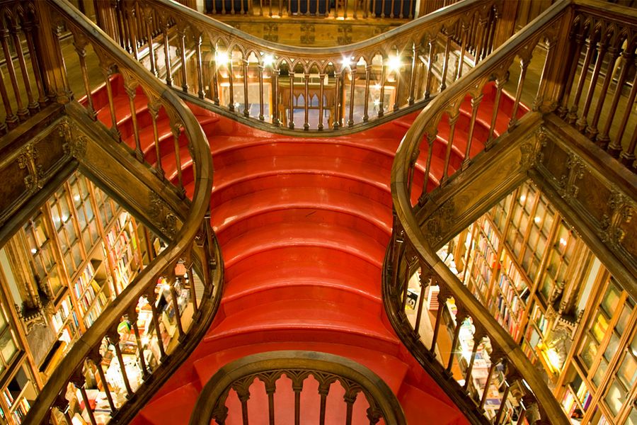 Livraria Lello i Porto, Portugal, som visar den berömda röda trappan och gotiska arkitekturen, en av de mest unika bokhandlarna för en litterär resa med önskefoto.