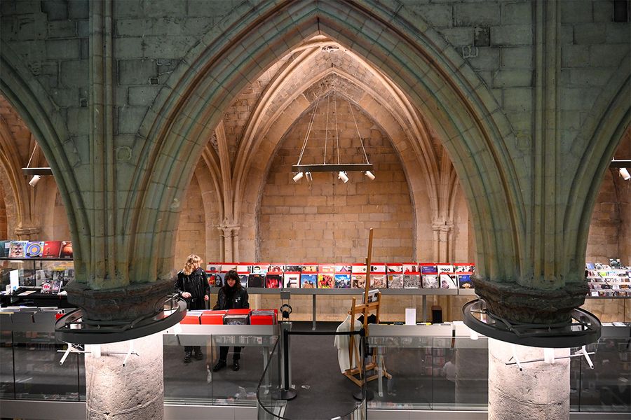 Boekhandel Dominicanen i Maastricht, en bokhandel i en 700 år gammel gotisk kyrka med höga bokhyllor och vackra takvalv, ett tips för en litterär resa med önskefoto.