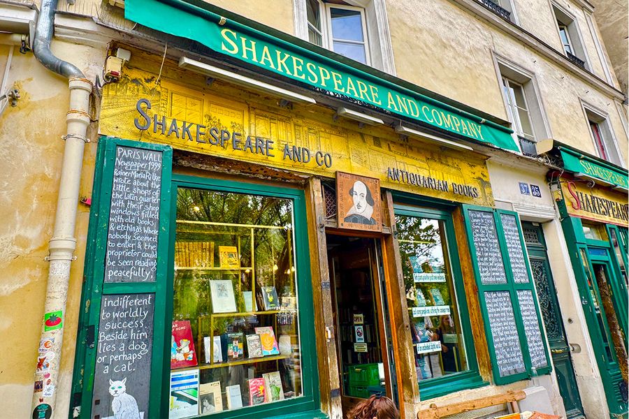 Shakespeare and Company i Paris, en historisk bokhandel vid Seine och en ikonisk mötesplats för författare, ett tips för en litterär resa med önskefoto.