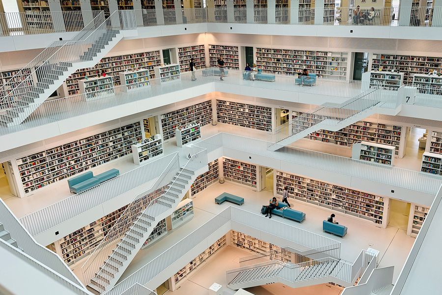 Stadsbiblioteket i Stuttgart, Tyskland, ett futuristiskt vitt atrium med minimalistiskt design, ett modernt tips för en litterär resa med önskefoto.