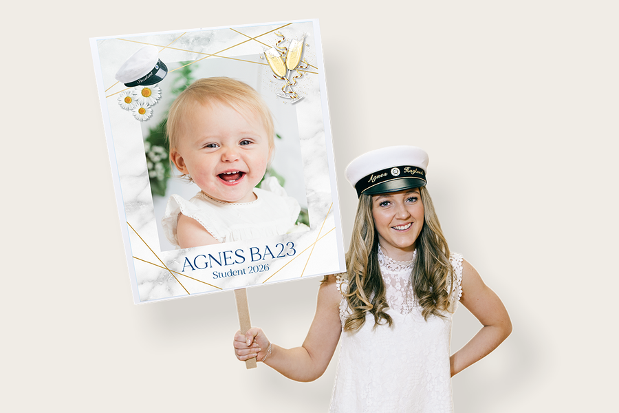 En tjej som håller upp ett studentplakat med marmordesign och en barndomsbild för att fira studentdagen med önskefoto.