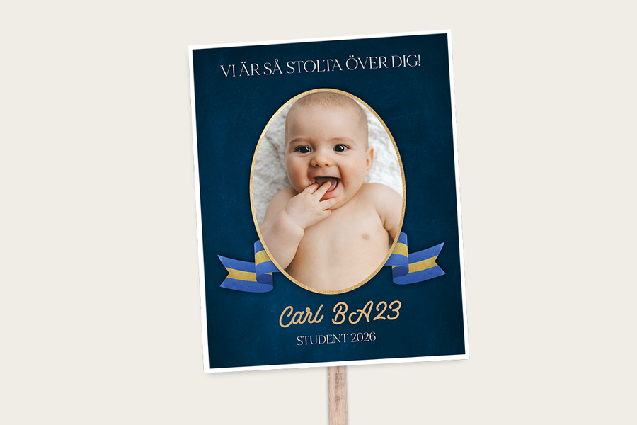 Ett traditionellt studentplakat i blått och gult med en barndomsbild och dekorativa band för studentdagen hos önskefoto.