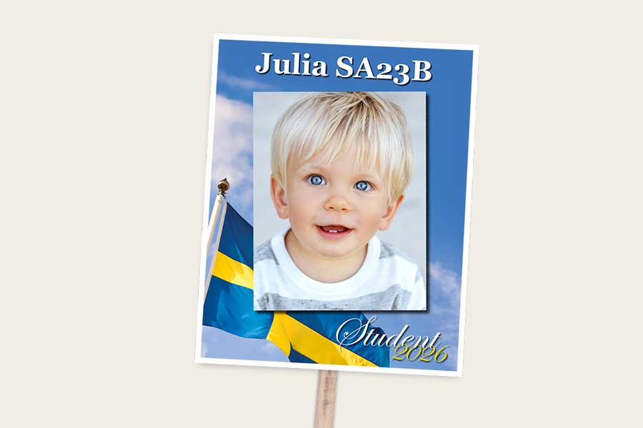 Ett bästsäljande studentplakat i blått, gult och vitt med den svenska flaggan mot en solig himmel och en barndomsbild på en pojke för studentdagen hos önskefoto.