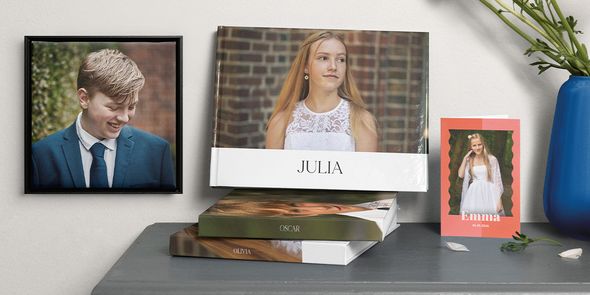 Ett urval av personliga produkter som en fotobok, ett kort och väggdekoration för konfirmation, med bilder på en tonåring i finkläder, som visar hur man förbereder en meningsfull konfirmation med önskefoto.