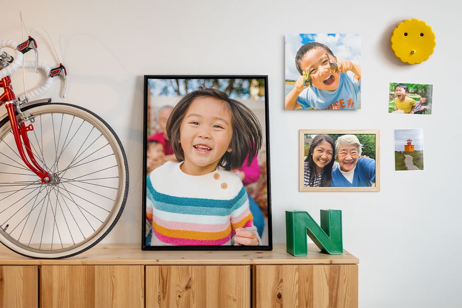 Olika familjefoton visas i olika layouter på en vägg tillsammans med heminredning och vägghängd dekoration, som inspiration till fotovägg och en enkel vårig uppfräschning av hemmet.