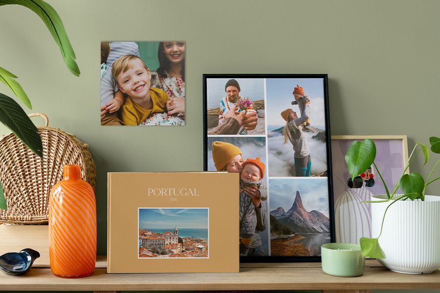 En personlig resefotobok står bredvid ett inramat fotokollage och ett familjefoto på väggen, som inspiration till att göra hemmet mer personligt med meningsfull fotodekor.