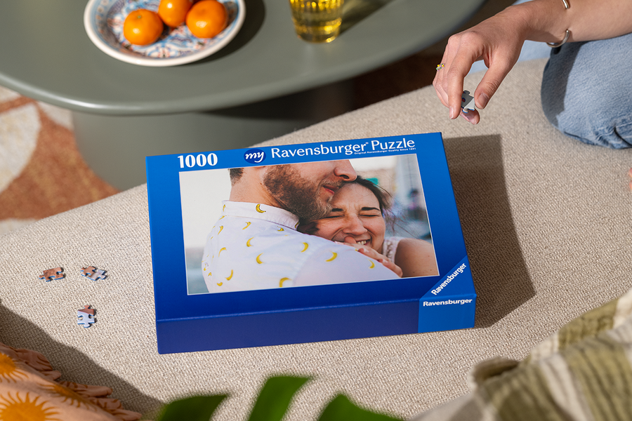 Ett personligt önskefoto pussel med ett lyckligt par på framsidan, som illustrerar ett dolt meddelande som en kreativ frieriidé.