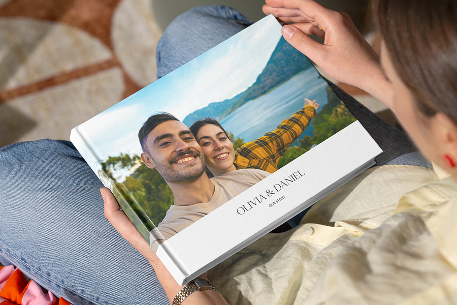 En personlig önskefoto fotobok med ett lyckligt par på en vacker plats på omslaget, som illustrerar en fotoboksöverraskning som en romantisk frieriidé.