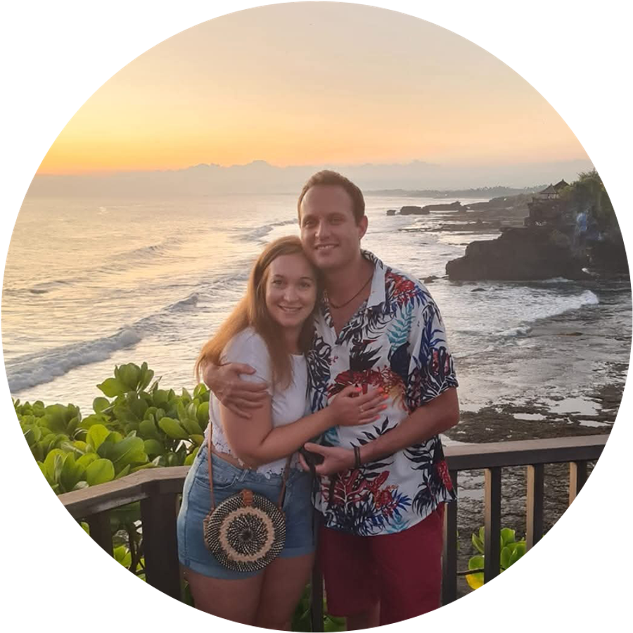 Claudia och hennes man ler tillsammans framför en vacker solnedgång på Bali, vilket illustrerar hennes romantiska frierihistoria.