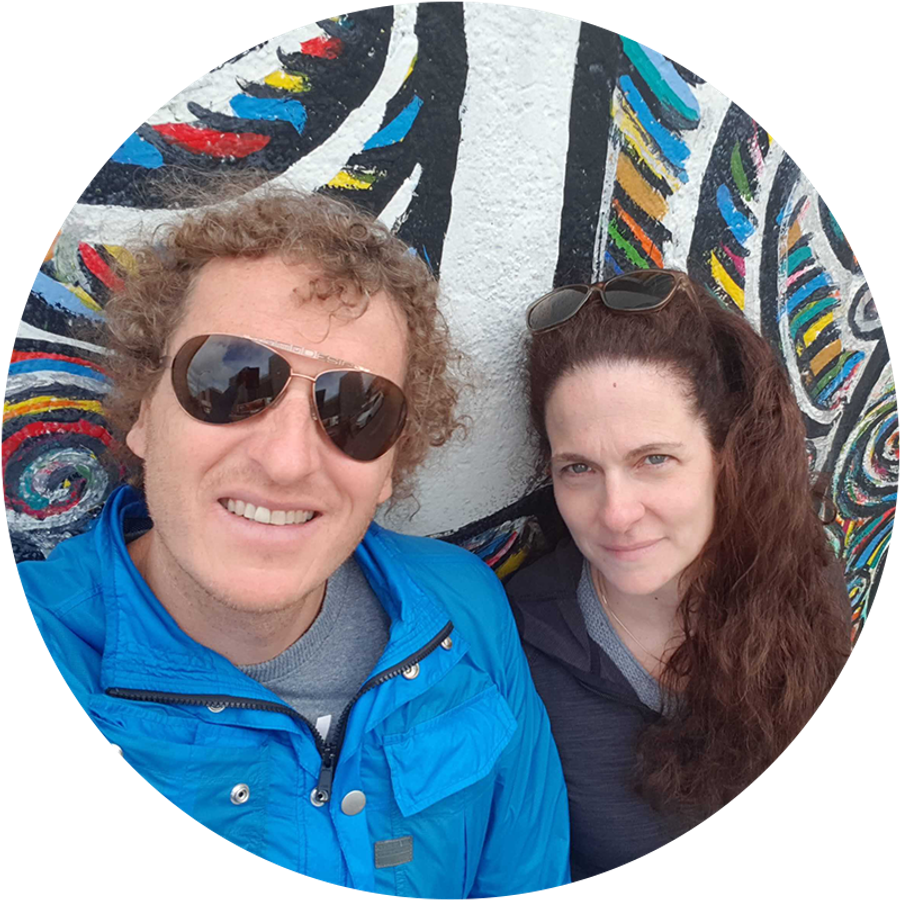 Efrat och hennes man tar en selfie vid Berlinmuren, som illustrerar Efrats frieriberättelse och ett personligt och betydelsefullt frieriögonblick.