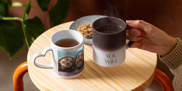 En personlig värmekänslig önskefoto mugg avslöjar långsamt orden ”Vill du gifta dig med mig?”, och visar en kreativ och romantisk frieriidé.
