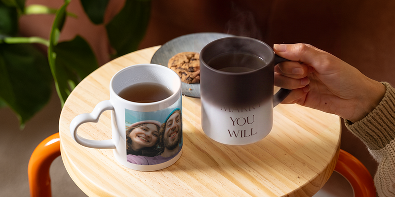 En personlig värmekänslig önskefoto mugg avslöjar långsamt orden ”Vill du gifta dig med mig?”, och visar en kreativ och romantisk frieriidé.