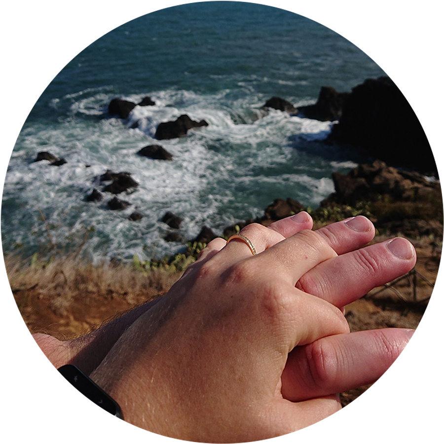 Två händer som håller om varandra vid havet på Madeira, där den ena bär en förlovningsring, illustrerar Kamillas romantiska frierihistoria från semestern.