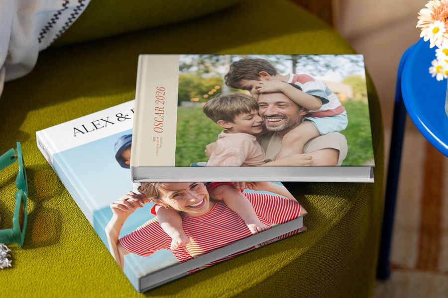 Två olika önskefoto semesteralbum med familjebilder på omslagen, som visar föräldrar, barn, namn och årtal, illustrerar bästa sättet att skapa en personlig fotobok resa.