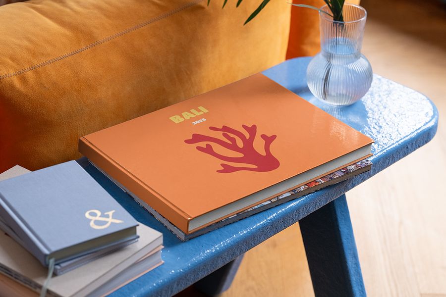 En personlig önskefoto resefotobok i liggande format om Bali ligger på ett blått soffbord, som inspiration till sommardekoration på soffbordet och de sista detaljerna i sommarinredningen.