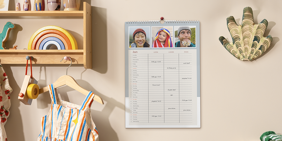 En familjeplanerare står framme i ett familjekök, som inspiration till resa med barn, familjeplanering och spel för barn på resan med önskefoto.