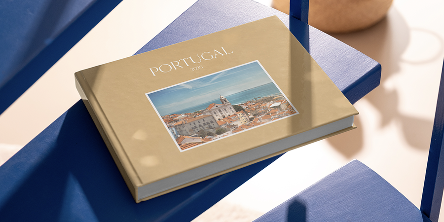 En personlig familjefotobok från önskefoto med titeln Portugal 2026 ligger på ett bord och bevarar minnen från familjesemestern som ett fint sätt att minnas resan.