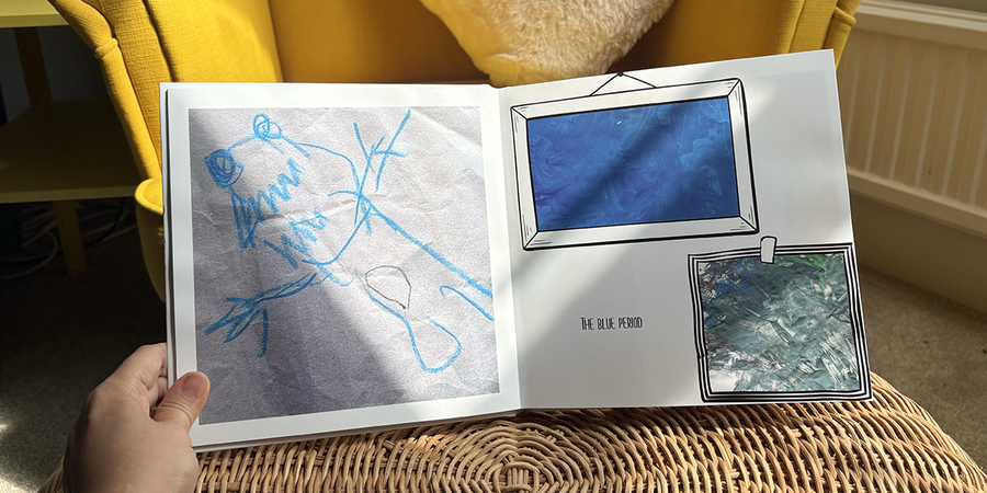 En öppen barnfotobok visar en helsidesteckning av ett monster på vänstersidan och två barnkonstverk med bildtexter och dekorativa ramar på högersidan, som illustrerar önskefotos layoutidéer för en barnfotobok.