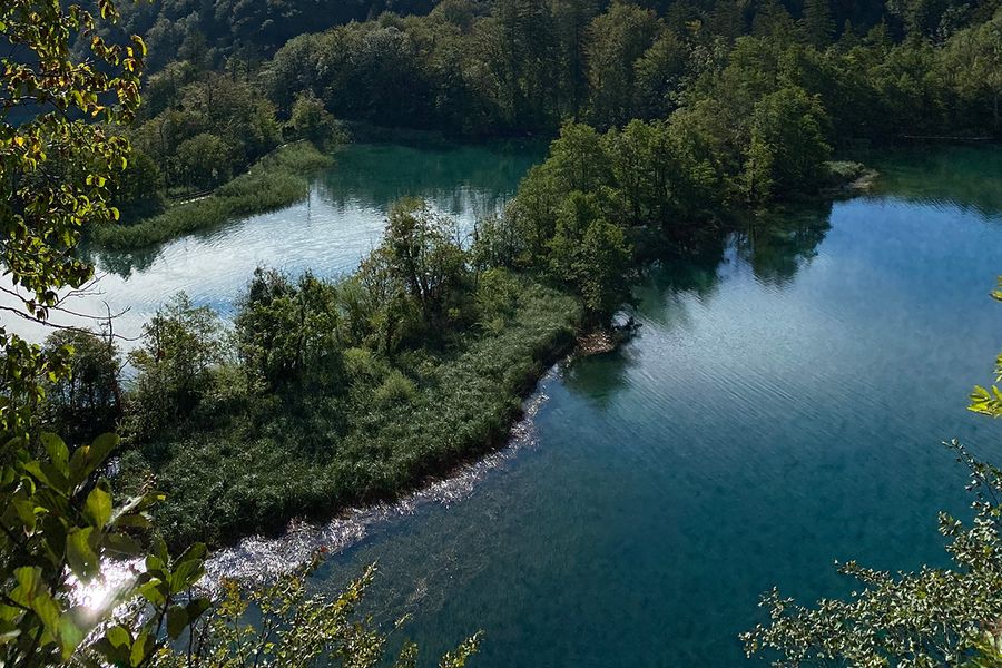 Smaragdgröna vattenfall och trädäck över turkosblått vatten vid Plitvicesjöarnas nationalpark i Kroatien, en av Europas vackraste nationalparker i önskefotos guide.