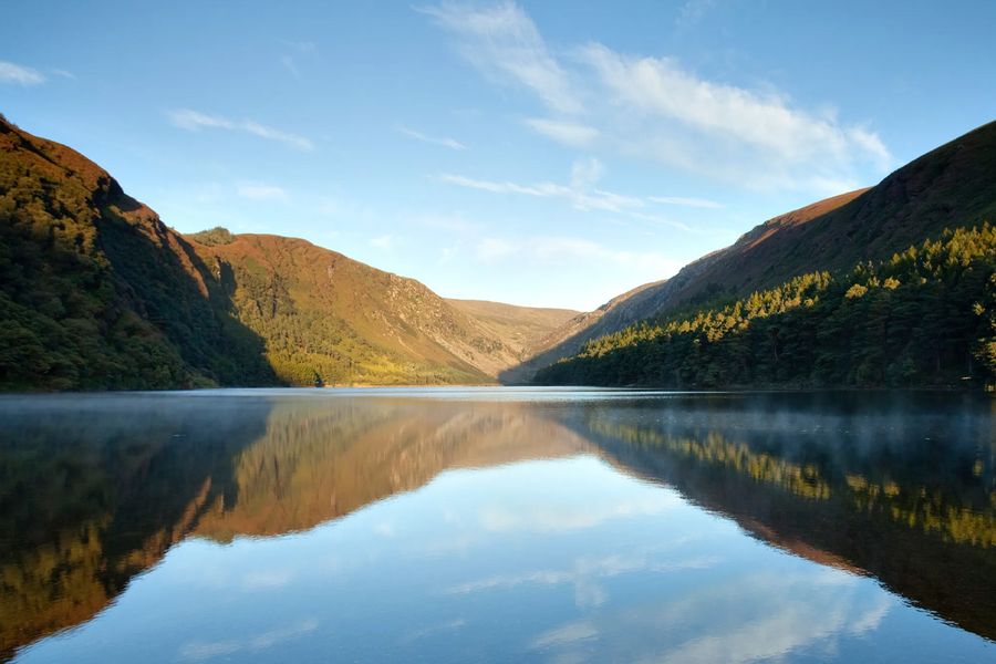 Ljungklädda sluttningar och den berömda sjön Lough Tay, känd som 