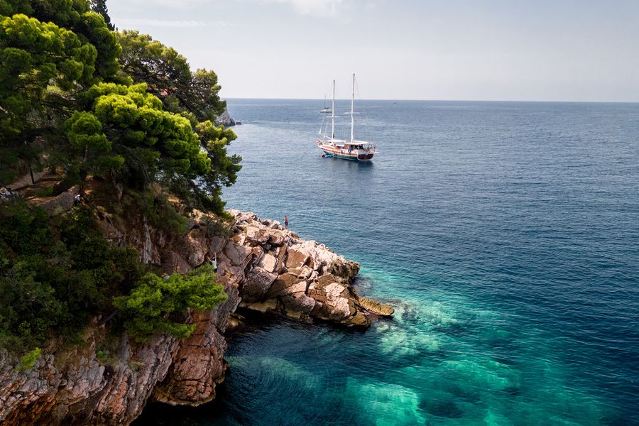 Ett klarblått turkost hav inbäddat mellan kalkvita klippor i Calanques nationalpark i Frankrike, en av Frankrikes bästa nationalparker i önskefotos guide.
