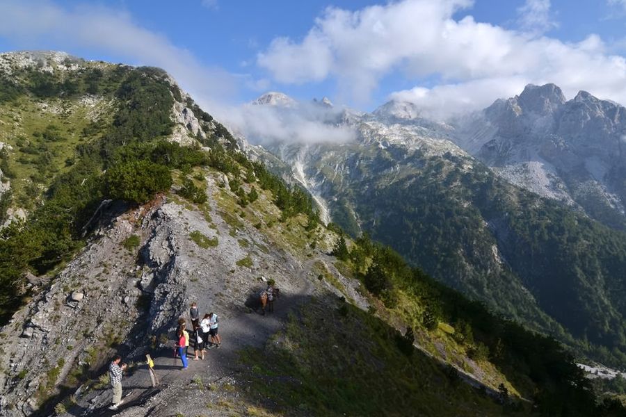 Taggiga bergstoppar och fridfulla alpsjöar i Prokletijes nationalpark i Montenegro, känd som 