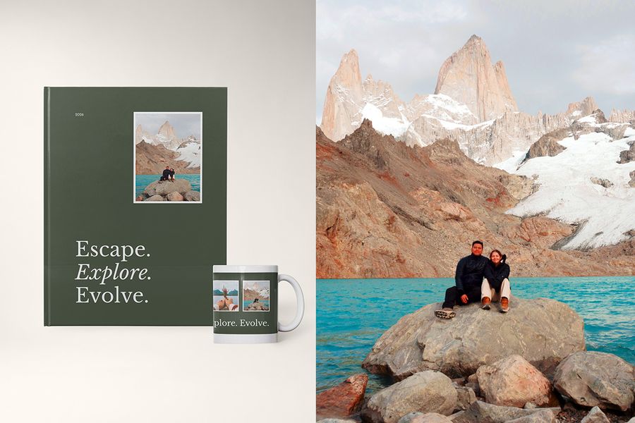 En fotobok och mugg i Editorial Earth-designen från önskefoto, bredvid en bild av ett par på en klippa med berg och vatten i bakgrunden, med djärv omslagstypografi och naturliga färger.