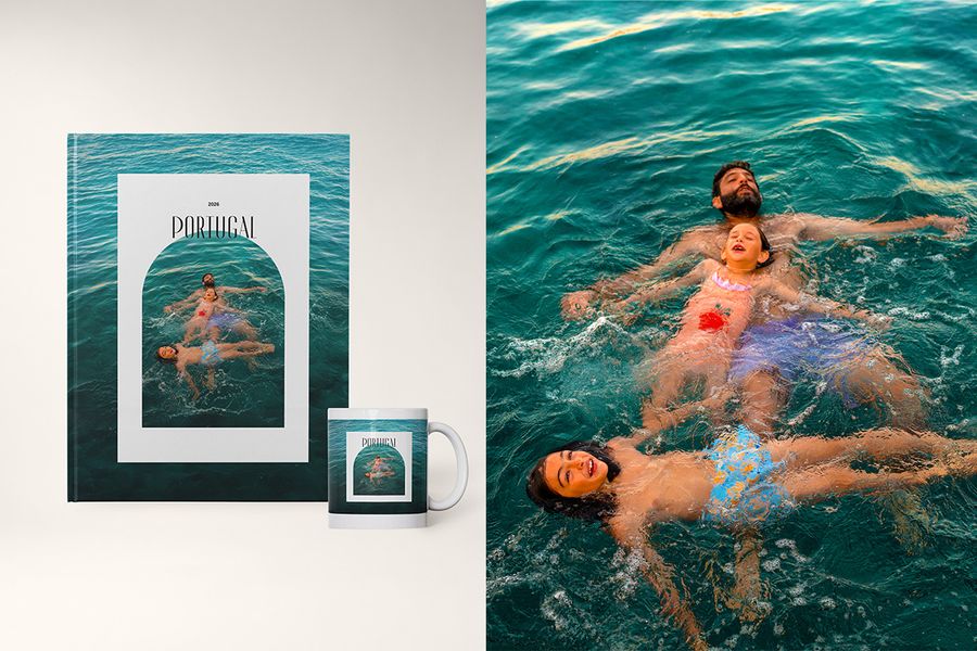 En fotobok och matchande mugg i The Open Arch-designen från önskefoto, med en pappa och hans två söner som leker i vattnet, inramade av mjuka bågformade kanter.