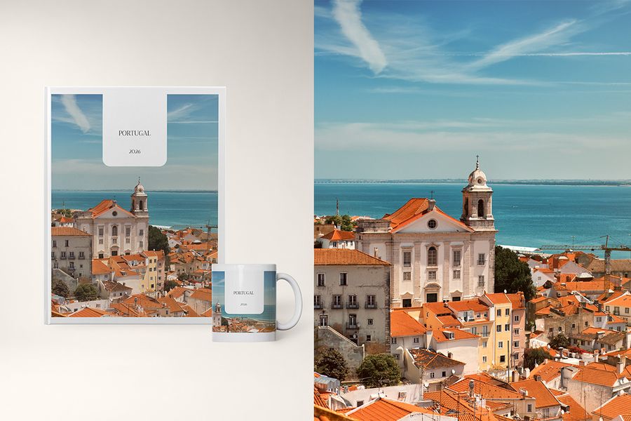 Travel Chapter-designen visas bredvid en matchande mugg från önskefoto, med rena layouter och helsidesfotografier för stora landskap och vacker arkitektur.