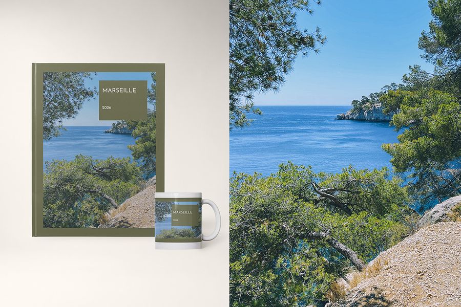 En fotobok och mugg i Travel Hues-designen från önskefoto, med djärva färgblock inspirerade av destinationspaletter, som Spaniens varma terrakottatoner och Norges svala blåtoner.