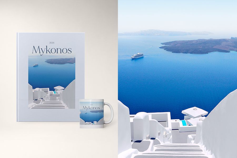 En mugg och en personlig fotobok med titeln 'Mykonos', med en bild av ön, i My Travelogue-designen från önskefoto, där titel, resmål och omslagsfärg alla kan anpassas.