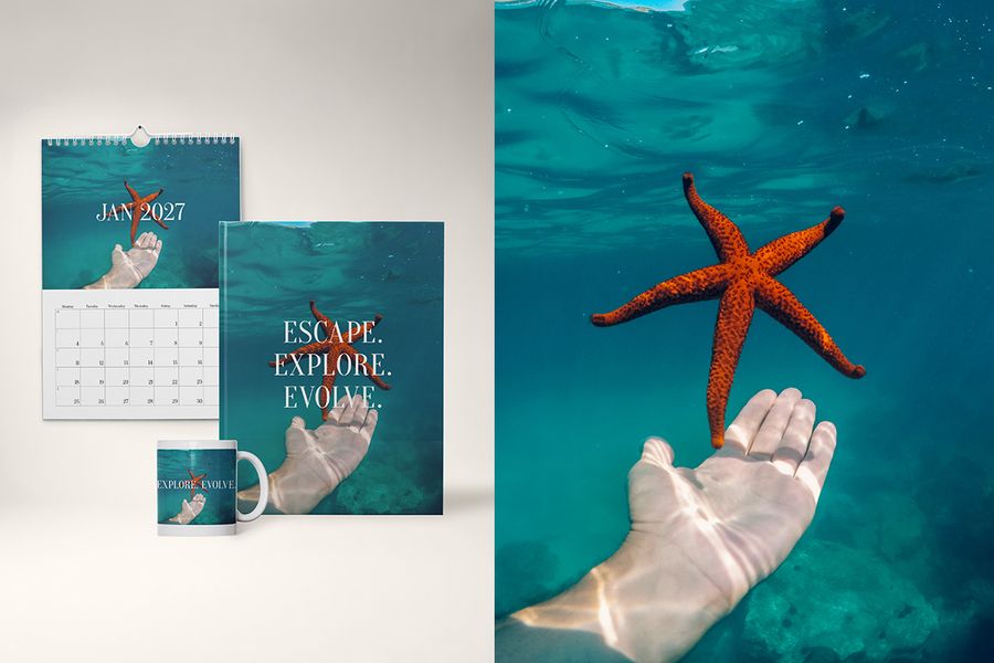 En fotobok, mugg och kalender i Endless Escape-designen från önskefoto, med en bild av en hand som sträcker sig mot en sjöstjärna under vattnet, perfekt för strandsemestrar och önhoppning.