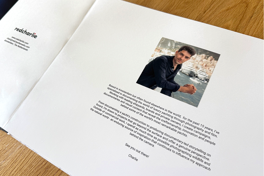 Ett öppet uppslag från Charl van Rooys fotobok visar den inledande sidan med ett porträtt av honom och en introduktion till hans fotostil, vilket illustrerar önskefotos tips för att strukturera en fotografiportfolio.