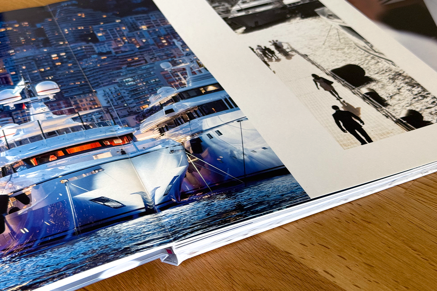 Ett öppet uppslag från Charl van Rooys fotobok visar hur layflat-formatet låter bilderna sträcka sig sömlöst över sidan, vilket gör hans fotografiportfolio lättare att presentera.