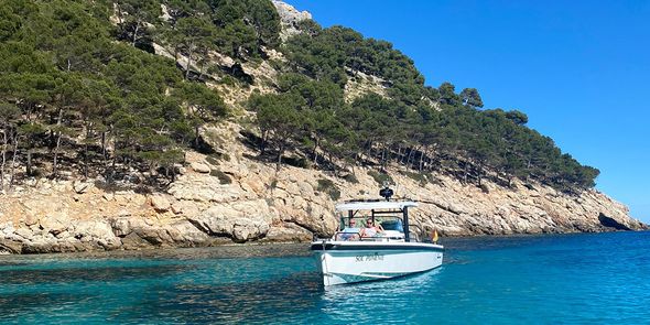Gemma, copywriter på önskefoto, sitter i en båt utanför kusten av Ibiza och presenterar sina favoritresmål för en semester i september i Europa.